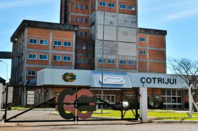 Com uma dívida estimada em R$ 500 milhões, a Cotrijui, uma das maiores cooperativas do Estado, passa por uma séria crise.Na foto, a fachada de um dos prédios, na sede da cooperativa, em Ijuí.