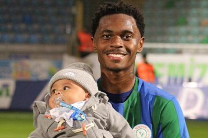 Lincoln com a família na Turquia, onde defende o Rizespor