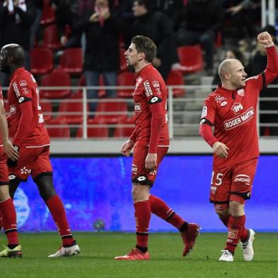 Dijons French midfielder Florent Balmont (R) celebrates after scoring a goal during the French L1 football match between Dijon (DFCO) and Rennes (SRFC) on January 26, 2018, at the Gaston Gerard stadium in Dijon.  / AFP PHOTO / ROMAIN LAFABREGUE