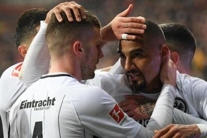 Frankfurts Ghanaian midfielder Kevin-Prince Boateng (R) celebrates scoring with his team-mates during the German first division Bundesliga football match, Eintracht Frankfurt v Borussia Moenchengladbach on January 26, 2018 in Frankfurt am Main, western Germany. / AFP PHOTO / dpa / Arne Dedert / Germany OUT / RESTRICTIONS: DURING MATCH TIME: DFL RULES TO LIMIT THE ONLINE USAGE TO 15 PICTURES PER MATCH AND FORBID IMAGE SEQUENCES TO SIMULATE VIDEO. == RESTRICTED TO EDITORIAL USE == FOR FURTHER QUERIES PLEASE CONTACT DFL DIRECTLY AT + 49 69 650050 