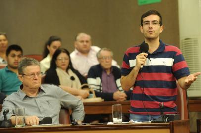  CAXIAS DO SUL, RS, BRASIL, 05/09/2017. Votação sobre admissibilidade do pedido de impeachment do prefeito Daniel Guerra (PRB) na Câmara de Vereadores de Caxias do Sul, acabou com a rejeição por unanimidade. Na foto, Flávio Cassina (PTB) e Rafael Bueno (PDT). (Diogo Sallaberry/Agência RBS)