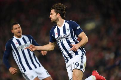 West Bromwich Albions English striker Jay Rodriguez (R) celebrates after scoring their first goal during the English FA Cup fourth round football match between Liverpool and West Bromwich Albion at Anfield in Liverpool, north west England on January 27, 2018. / AFP PHOTO / Paul ELLIS / RESTRICTED TO EDITORIAL USE. No use with unauthorized audio, video, data, fixture lists, club/league logos or live services. Online in-match use limited to 75 images, no video emulation. No use in betting, games or single club/league/player publications.  / 