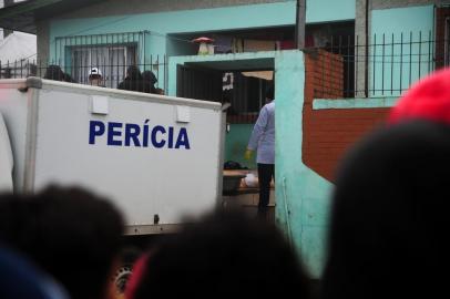  CAXIAS DO SUL, RS, BRASIL, 06/06/2017 - Claudiomiro Paim dos Reis, 44 anos, estava em casa, no bairro Vila Leon, quando foi chamado do lado de fora e executado a tiros. A suspeita é que quatro homens participaram do assassinato. Foram apreendidos calibres .12, .380, .45 e 9mm no local. (Marcelo Casagrande/Agência RBS)