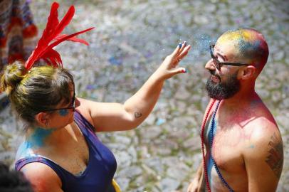  PORTO ALEGRE, RS, BRASIL, 28/01/2018: Bloco da Laje desfila pela Vila do IAPI. Na foto: o casal Flavia Mu e Marcelo Schambeck