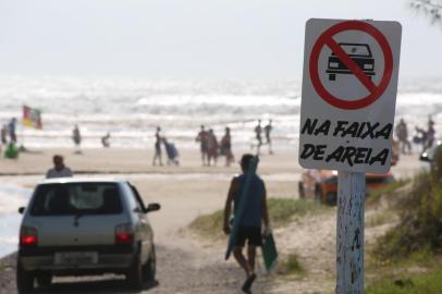  CAPÃO DA CANOA, RS, BRASIL, 28.01.2018. Veículos na areia da praia preocupam veranistas de Arroio Teixeira, balneário de Capão da Canoa.Foto: Tadeu Vilani