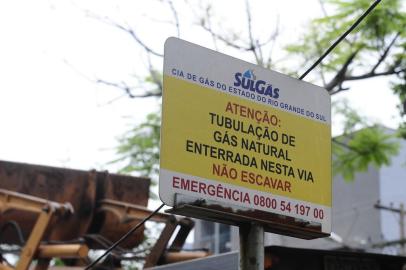  PORTO ALEGRE, RS, BRASIL, 25-10-2017. Tubulação de gás rompe durante obra na Avenida Nilo Peçanha. Vazamento foi provocado por obra na região. Técnicos da Sulgás foram até o local e consertam tubulação. (RONALDO BERNARDI/AGÊNCIA RBS)