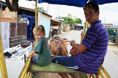  CANOAS, RS, BRASIL, 15-01-2018: Anderson Sávio Rodrigues e o filho Anderson Gabriel na carroça da família, no bairro Mathias Velho. Ele foi um dos primeiros a se inscrever para cadastrar a carroça com que trabalha. A prefeitura de Canoas pretende proibir circulação de carroças e cavalos na cidade através do projeto Cavalo de Lata. Para isso, pretende ofertar bicicletas para os carroceiros recicladores. (Foto: Mateus Bruxel / Agência RBS)