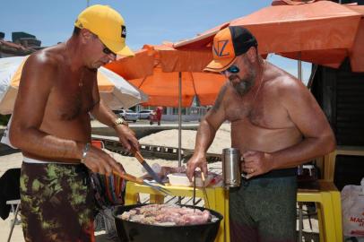  CAPÃO DA CANOA, RS, BRASIL, 28.01.2018. Churrasqueiras Tramontina emprestadas a banhistas na beira da praia de Capão da Canoa.Na foto, empresário Carlos Henrique Garcia Hochwart, 46 anos e o amigo Cleandro Guedes, comerciante, 49 anos.Foto: Tadeu Vilani/Agência RBS