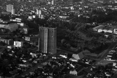 Exposição fotográfica Caxias do Sul, nossa aldeia! Um recorte do período 65-85, no Sesc. Na foto, Caxias do Sul, início dos anos 1970: construção do Parque do Sol, edifício mais alto do Rio Grande do Sul, com 125m de altura. Imponência de sua estrutura de 36 andares, defronte ao Parque Getúlio Vargas, impacta até hoje e faz dele um ponto de referência para toda a cidade.Curiosidade: prédio começou a ser construído em 1968 e foi finalizado em 1976. Moradores dos últimos andares costumam relatar ¿oscilações¿ dentro de casa em dias de vento forte.Autoria:  Mauro De Blanco, acervo Arquivo Histórico Municipal João Spadari Adami