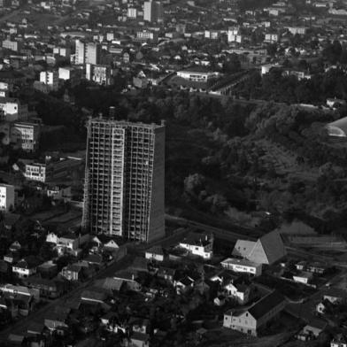 Exposição fotográfica Caxias do Sul, nossa aldeia! Um recorte do período 65-85, no Sesc. Na foto, Caxias do Sul, início dos anos 1970: construção do Parque do Sol, edifício mais alto do Rio Grande do Sul, com 125m de altura. Imponência de sua estrutura de 36 andares, defronte ao Parque Getúlio Vargas, impacta até hoje e faz dele um ponto de referência para toda a cidade.Curiosidade: prédio começou a ser construído em 1968 e foi finalizado em 1976. Moradores dos últimos andares costumam relatar ¿oscilações¿ dentro de casa em dias de vento forte.Autoria:  Mauro De Blanco, acervo Arquivo Histórico Municipal João Spadari Adami