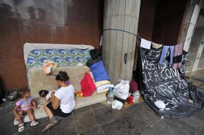 PORTO ALEGRE, RS, BRASIL, 29/01/2018 - Familias retiradas da Ilha do Pavão acampam em frente a fachada do Banco do Brasil, no centro de Porto Alegre. (FOTOGRAFO: RONALDO BERNARDI / AGENCIA RBS)