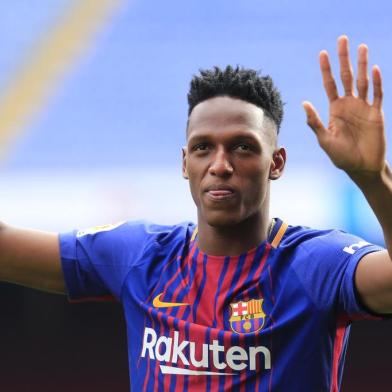 Barcelonas new Colombian defender Yerry Mina holds a press conference in Barcelona on January 13, 2018. / AFP PHOTO / Pau Barrena