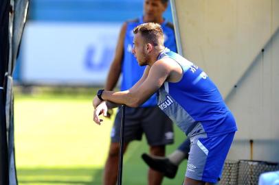  PORTO ALEGRE, RS, BRASIL, 29.01.2018. Treino do Grêmio no CT Luiz Carvalho teve a presença das equipes principal e de transição.Na foto, o volante Arthur e o técnico Renato Portaluppi.Foto: André Ávila/Agência RBS