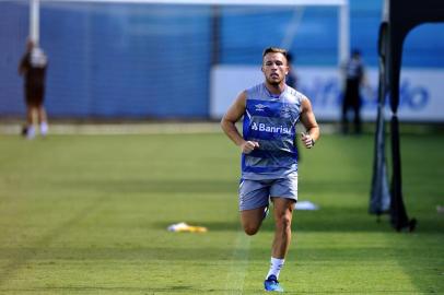  PORTO ALEGRE, RS, BRASIL, 29.01.2018. Treino do Grêmio no CT Luiz Carvalho teve a presença das equipes principal e de transição.Na foto, o volante Arthur.Foto: André Ávila/Agência RBS