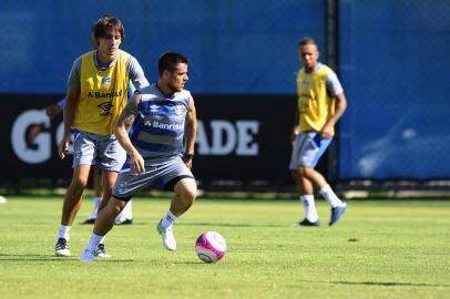  PORTO ALEGRE, RS, BRASIL, 29.01.2018. Treino do Grêmio no CT Luiz Carvalho teve a presença das equipes principal e de transição.Na foto, o zagueiro Geromel e o volante Ramiro.Foto: André Ávila/Agência RBS