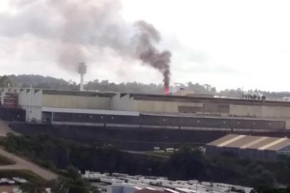  CAXIAS DO SUL, RS, BRASIL, 29/01/2018. Incêndio atinge empresa Randon em Caxias do Sul. Seis caminhões dos bombeiros foram deslocados para controlar as chamas. Ao menos 13 pessoas precisaram de atendimento médico, conforme relatos extraoficiais. (Carla Almeida/Divulgação)