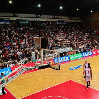 CAXIAS DO SUL, RS, BRASIL, 12/01/2018. Caxias do Sul Basquete x Botafogo, jogo válido pelo NBB10 e realizado no Ginásio do Vascão. Na foto, vistas da torcida que está lotando o ginásio. (Porthus Junior/Agência RBS)