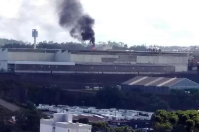  CAXIAS DO SUL, RS, BRASIL, 29/01/2018. Incêndio atinge empresa Randon em Caxias do Sul. Seis caminhões dos bombeiros foram deslocados para controlar as chamas. Ao menos 13 pessoas precisaram de atendimento médico, conforme relatos extraoficiais. (Carla Almeida/Divulgação)