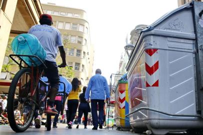  PORTO ALEGRE, RS, BRASIL, 04/09/2017: Coluna de David Coimbra desta segunda-feira fala sobre os problemas da Rua da Praia, tais como: buracos, camelôs por todos os lados, contêineres no meio da via, pichações e violência.