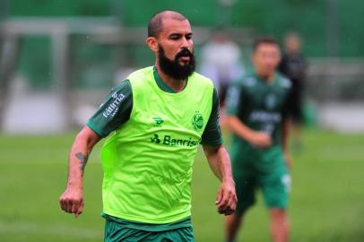  CAXIAS DO SUL, RS, BRASIL, 23/01/2018. Treino do Juventude no estádio Alfredo Jaconi. O Ju joga contra o São Luiz na próxima quinta (25/01), em Ijuí, pelo Campeonato Gaúcho 2018.  Na foto, centroavante Ricardo Jesus. (Porthus Junior/Agência RBS)