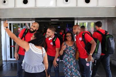  PORTO ALEGRE, RS, BRASIL, 30.01.2018. Embarque do Inter no Terminal 2 do Aeroporto Salgado Filho para Cascavel, onde enfrentará o Boavista pela Copa do Brasil.Foto: Mateus Bruxel/Agência RBS