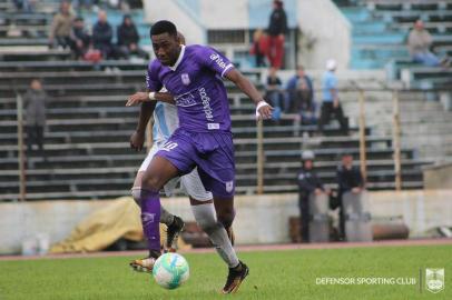 Gonzalo Carneiro, centroavante do Defensor-URU que interessa ao Grêmio.