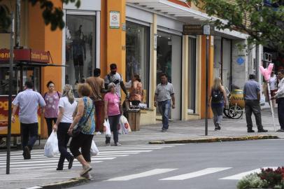  CAXIAS DO SUL, RS, BRASIL, 16/11/2017 - Comércio ambulante no centro de Caxias do Sul. (Marcelo Casagrande/Agência RBS)