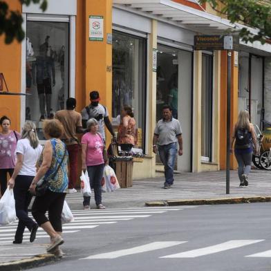  CAXIAS DO SUL, RS, BRASIL, 16/11/2017 - Comércio ambulante no centro de Caxias do Sul. (Marcelo Casagrande/Agência RBS)