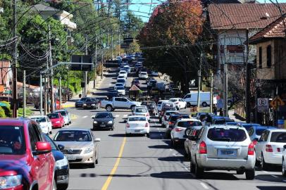  GRAMADO, RS, BRASIL, 12/05/2017. Prefeitura de Gramado traça planos para tentar desafogar trânsito que causa congestionamentos aos fins de semana e feriado. Movimento na Avenida das Hortências no entroncamento com as ruas Ângelo Bisol e rua São Pedro. (Porthus Junior/Agência Pioneiro)