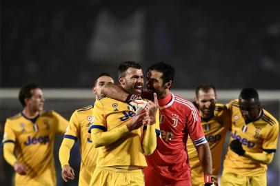 Juventus team celebrate at the end of the Italian Tim Cup football match Atalanta vs Juventus on January 30, 2018 at the Atleti Azzurri dItalia stadium in Bergamo.  / AFP PHOTO / MARCO BERTORELLO