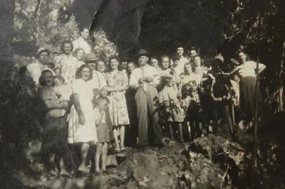 Moradores de Conceição da Linha Feijó durante a Inauguração da Gruta de Nossa Senhora de Lourdes, em 11 de fevereiro de 1943. Registro do fotógrafo Valério Zattera