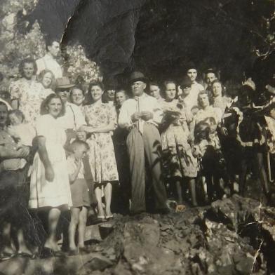 Moradores de Conceição da Linha Feijó durante a Inauguração da Gruta de Nossa Senhora de Lourdes, em 11 de fevereiro de 1943. Registro do fotógrafo Valério Zattera