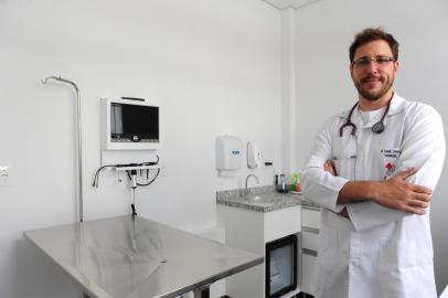  CAXIAS DO SUL, RS, BRASIL (30/01/2018). Lucas Zanatta apresenta estrutura da Raça Clínica Veterinária, que inaugura na rua  Andrade Neves. (Roni Rigon/Pioneiro).