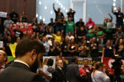  PORTO ALEGRE-RS- BRASIL- 31/01/2018- Líder do Governo Gabriel Souza (MDB), falando e apontando o dedo para Edegar Pretto, (PT), Presidente da Assembleia.FOTO JEFFERSON BOTEGA / AGÊNCIA RBSIndexador: Jefferson Botega