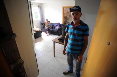  FLORES DA CUNHA, RS, BRASIL 31/01/2018Família que teve apartamento invadido em Flores da Cunha volta pra casa. Na foto a família entra no imóvel depois da reintegração de posse.(Felipe Nyland/Agência RBS)