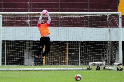  CAXIAS DO SUL, RS, BRASIL, 05/12/2017 -  Treino do Caxias. A equipe Grená apresenta o goleiro Gledson. NA FOTO: goleiro Gledson. (Marcelo Casagrande/Agência RBS)