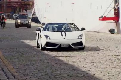 Roberto Carlos chega de Lamborghini para cruzeiro em SP