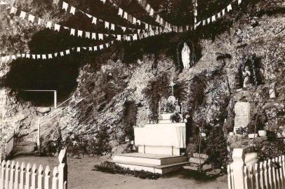 Inauguração da Gruta de Nossa Senhora de Lurdes em 1943. Está situada na região da segunda légua em Conceição Linha Feijó, entre Forqueta e abaixo do Bairro Desvio Rizzo.