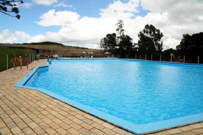  CAXIAS DO SUL, RS, BRASIL, 31/01/2018 - Verão com clima instável tem afastado veranistas das piscinas. Em dias com pouco sol e água fria poucos, poucas pessoas arriscam um banho. NA FOTO: Parque Aquático Calhambeque. (Marcelo Casagrande/Agência RBS)