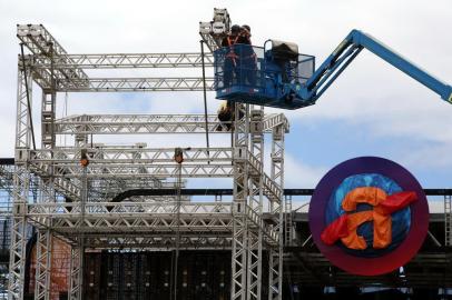  ATLÂNTIDA, RS, BRASIL, 30.01.2018. Montagem do Palco Planeta, o palco principal do Planeta Atlântida 2018.Foto: Tadeu Vilani/Agência RBS