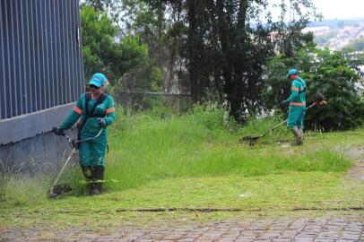  CAXIAS DO SUL, RS, BRASIL, 30/01/2018. Codeca intensifica capina em bairros de Caxias. Porém, clima quente favorece o crescimento da grama, o que tem gerado reclamação da população. Na foto, equipe da Codeca realiza capina na rua Virgílio Ramos, no bairro Madureira. (Porthus Junior/Agência RBS)