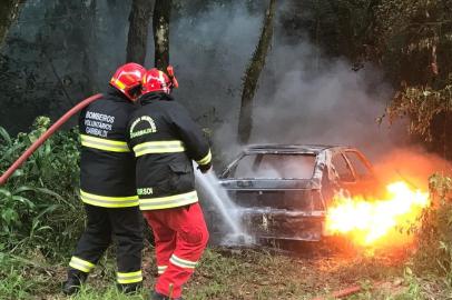 Um homem foi encontrado dentro de um Kadett carbonizado no interior de Farroupilha e Garibaldi.