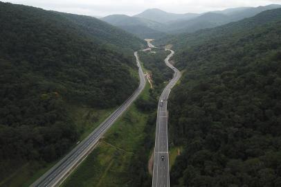 A Serra do Cafezal tem 30 km de pistas sinuosa entre as cidades de Juquetiba e Maracatu, em São Paulo. Estrada cruza em meio à mata atlântica, um dos motivos que dificultou a liberação de licenças ambientais para contrução das pistas adicionais. Os quatro  túneis da Serra do Cafezal estão localizados no km 348 (sentido São Paulo) e nos km 357, 360 e 361 (sentido Curitiba). Juntos somam 1,7 km.  No km 357 está o túnel de maior extensão, com 800 metros.