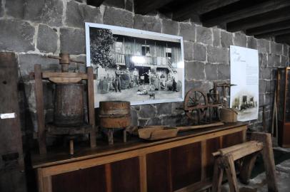  Farroupilha, RS, BRASIL (01/02/2018). Casa de Pedra de Farroupilha.  O historiador Vinícius Pigozzi relata as curiosidades que envolveu a emblemática Casa de Pedra, localizada no bairro santa Rita.  (Roni Rigon/Pioneiro)