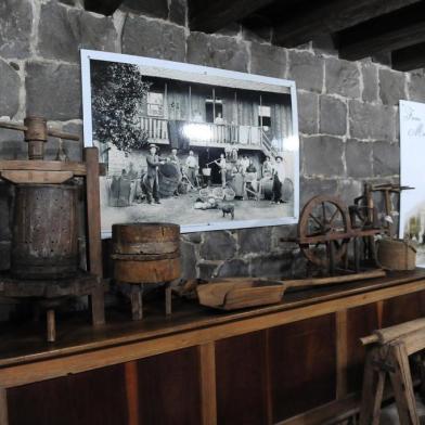  Farroupilha, RS, BRASIL (01/02/2018). Casa de Pedra de Farroupilha.  O historiador Vinícius Pigozzi relata as curiosidades que envolveu a emblemática Casa de Pedra, localizada no bairro santa Rita.  (Roni Rigon/Pioneiro)