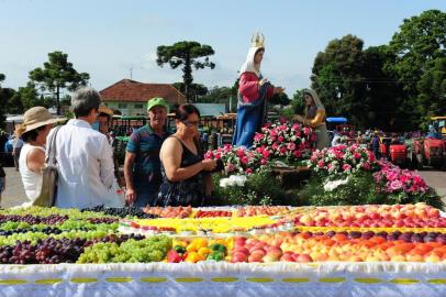  Farroupilha, RS, Brasil (02/02/2018). 118º  Romaria Votiva. Santuário de Caravaggio realiza 118º Romaria Votiva. Agricultores Agradecem pela boa colheita, ofertando frutos no altar.    (Roni Rigon/Poneiro).