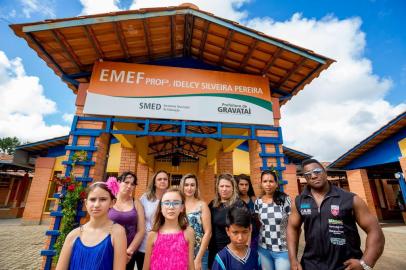  GRAVATAÍ, RS, BRASIL, 31/01/2018 :  Escola Municipal de Ensino Fundamental Professor Idelcy Silveira Pereira, no bairro Morada Gaúcha, em Gravataí, perde verba do programa Novo Mais Educação por ter nota alta no Ideb.  Na foto pais na frente da escola com filhos (Omar Freitas/Agência RBS)Indexador: Omar Freitas