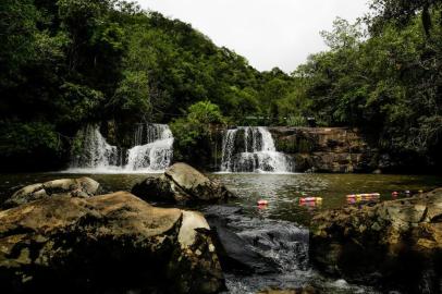  OSÓRIO, RS, BRASIL, 01-02-2018. Localizada no município de Osório, essa cascata fica dentro de uma propriedade privada, na Estrada Geral da Borússia,, distante cerca de 10 quilômetros da BR-101. De fácil acesso, apenas um trecho curto é de estrada de chão. (ANDERSON FETTER/AGÊNCIA RBS)Indexador: Anderson Fetter