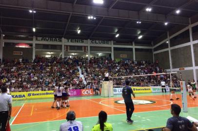  Cefa, de Marau, enfrenta o Lavras Vôlei em Minas Gerais pela Superliga B feminina. . O confronto realizado no ginásio do Lavras Tênis Clube, em Lavras teve casa cheia, com público de 2.500 pessoas