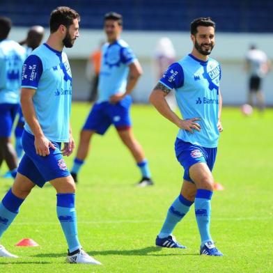  CAXIAS DO SUL, RS, BRASIL, 02/02/2018. Treino da SER Caxias no estádio Centenário. O Caxias é líder do Campeonato Gaúcho com 100% de aproveitamento em quatro rodadas. Na foto, zagueiros Laércio (E) e Josias Basso (D). (Porthus Junior/Agência RBS)